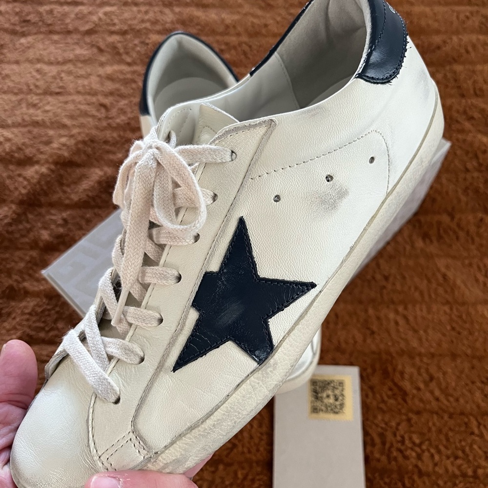 GOLDEN GOOSE
Beige & Navy Super-Star Classic Sneakers